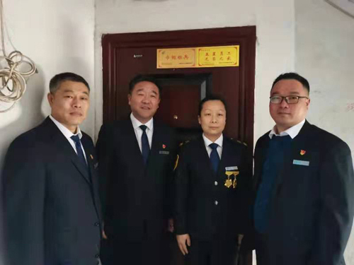 “一人得獎(jiǎng)，全家光榮” 送“牌”上門(mén)，集團(tuán)為標(biāo)兵先進(jìn)送去榮譽(yù)喜報(bào)牌匾