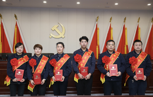 0205 客運(yùn)能手從左至右依次為 吳婷、李若芳、李彩霞、嚴(yán)成彬、姚乃遜、沈金雷.jpg