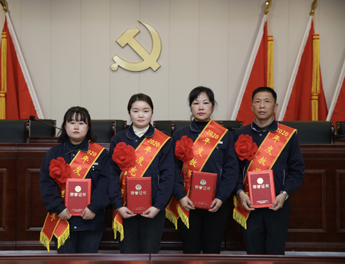 0207 從左至右依次為 點(diǎn)鈔能手王璐、充值能手孫昭娣、教學(xué)能手王慧娟、孫衛(wèi)東.jpg