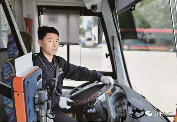 你我身邊的公交車長(zhǎng)丨劉江偉: 服務(wù)熱情車技好 他曾收到外地寄來(lái)的錦旗