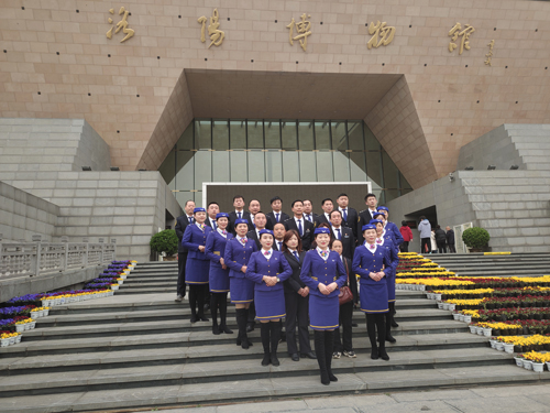 瞧！春分時(shí)節(jié)的最美公交藍(lán)！