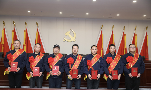 0202  標(biāo)兵從左至右依次為 苗田、尤建鵬、劉德斌、褚聰偉、王占峰、解偉強(qiáng)、馬群藝.jpg