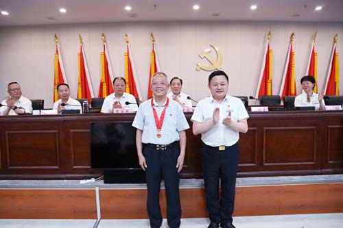 A3 為老黨員代表頒發(fā)紀念章