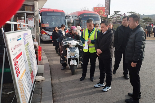 A1 集團(tuán)黨委書(shū)記、董事長(zhǎng)王保東到龍門(mén)石窟公交站調(diào)研